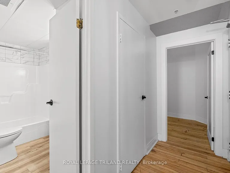 330 Clarence St #204 — Photo 6