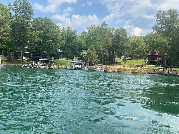 5th image of 108 Lake Cove Cir