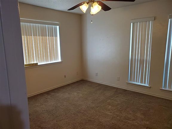 3rd image of 101 Oakwood Ln