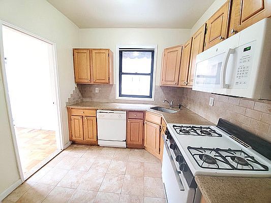4th image of 315 Ocean Pkwy #13