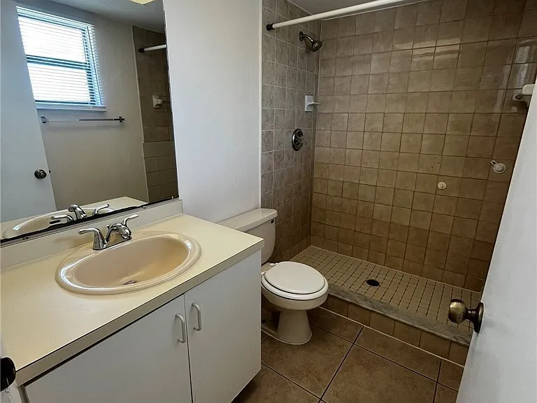 919 SE 8th Ter #7 — Photo 11