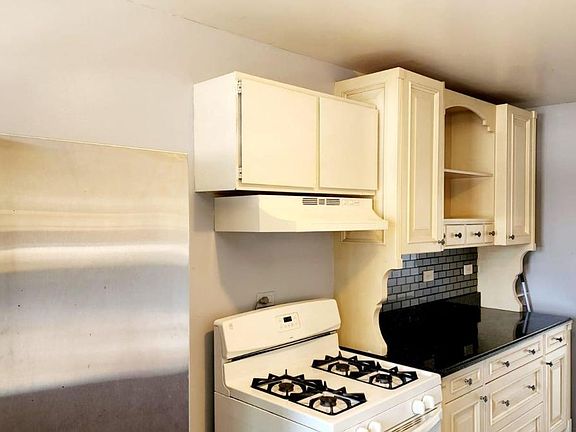 2nd image of 2115 Williamsburg Dr