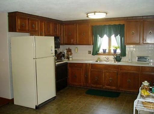 4th image of 139 Essex St