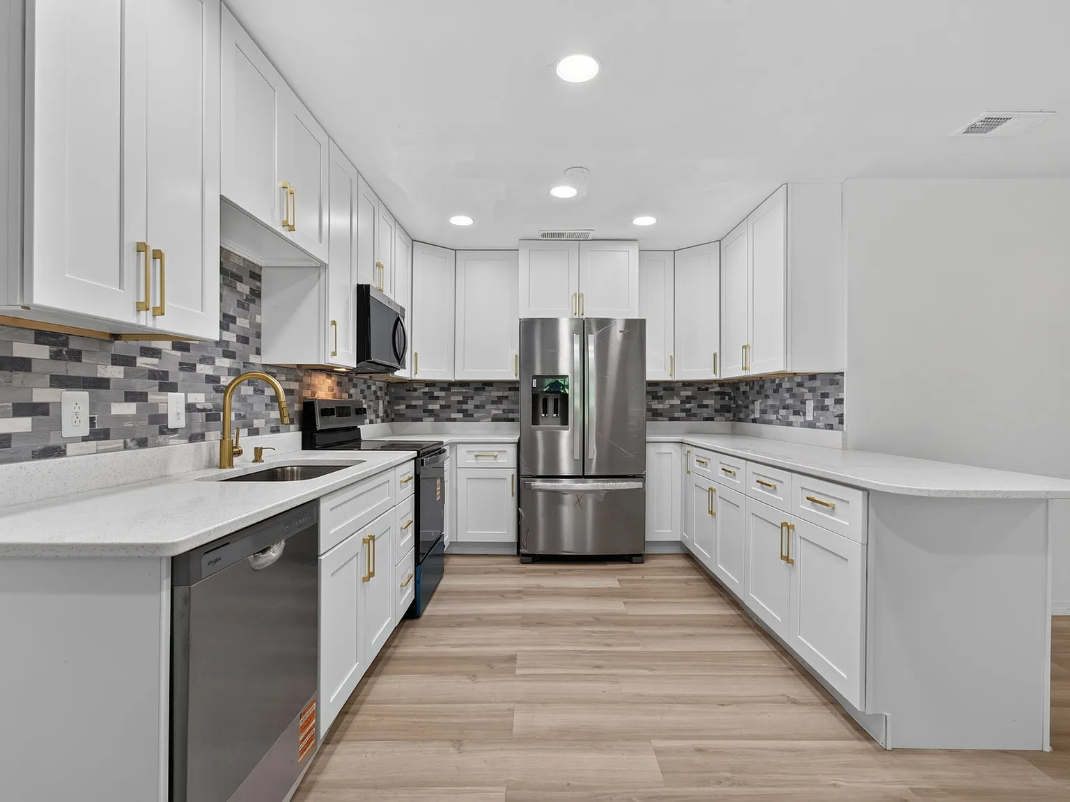 3 bed, 1819 sqft, $2,700 — Photo 4
