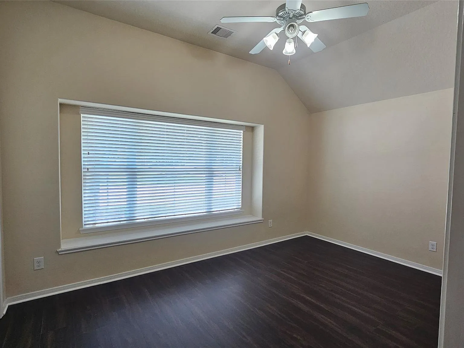 4 bed, 2.0 bath, 2319 sqft, $2,200 — Photo 3