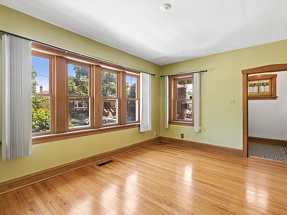 4th image of 2414 East Ave