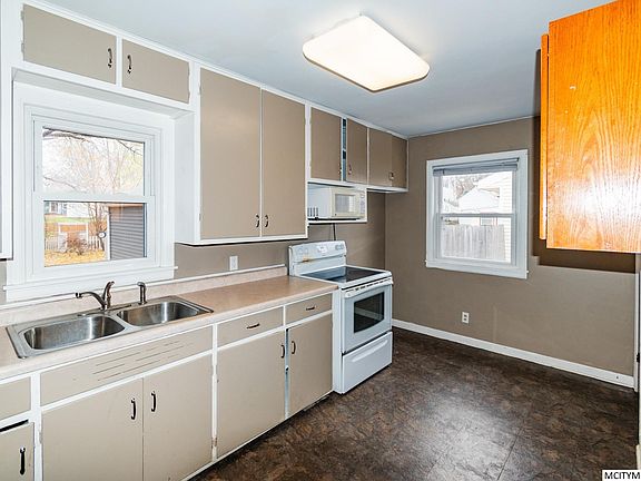 4th image of 639 11th St NE
