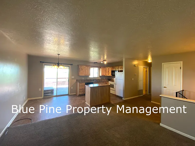 2215 Sykes Dr — Photo 3
