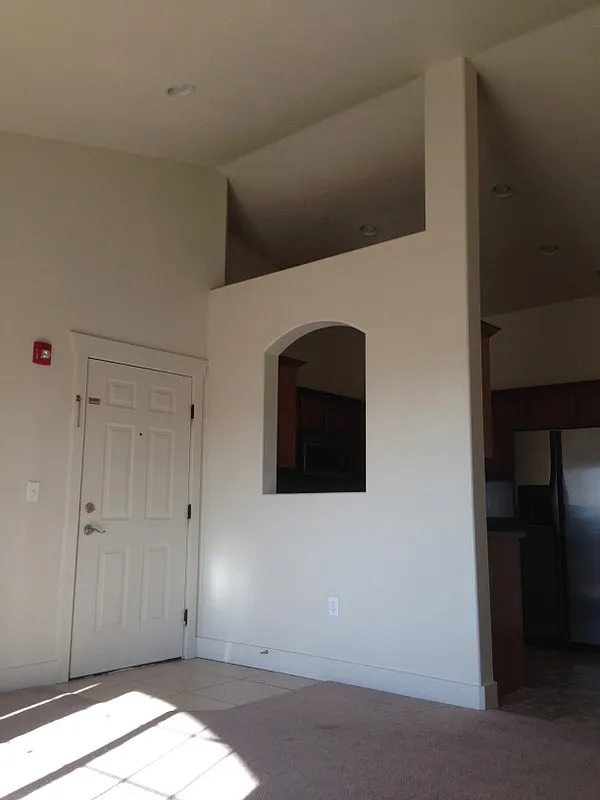 Top Unit Condo w/ Great Views and 2 car Garage (2 Rooms 4 Rent) — Photo 4