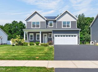38 Wyatts Cir, Rensselaer, NY 12144