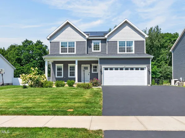 38 Wyatts Circle, East Greenbush, NY 12144