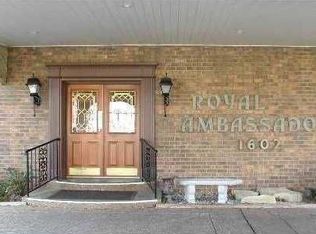 1602 Gardiner Ln APT 135, Louisville, KY 40205
