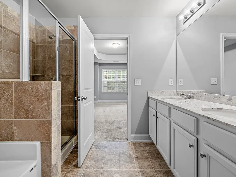 2570 Castellan Dr — Photo 32