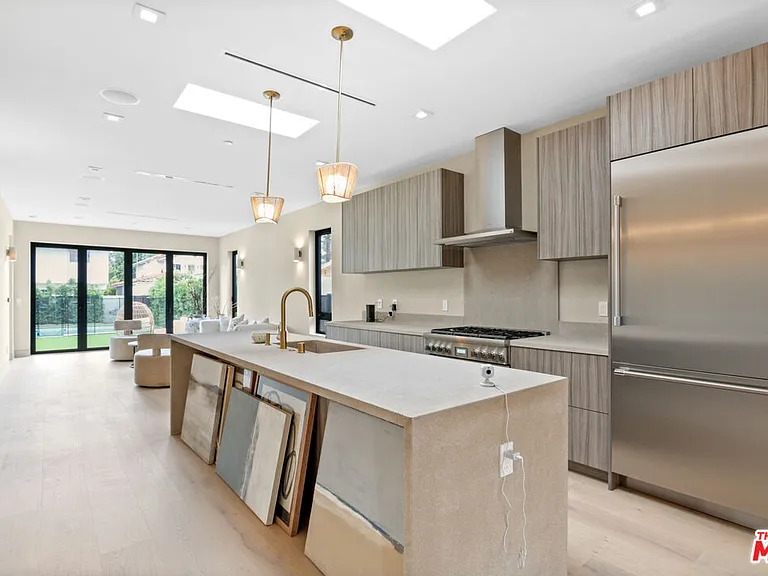 2225 Walnut Ave — Photo 4