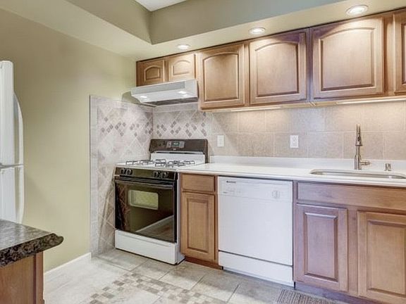 4th image of 9 Canterbury Sq APT 201