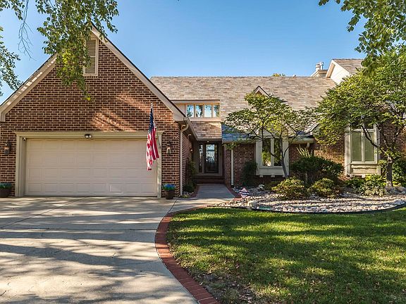 2nd image of 547 N Turnberry Cir