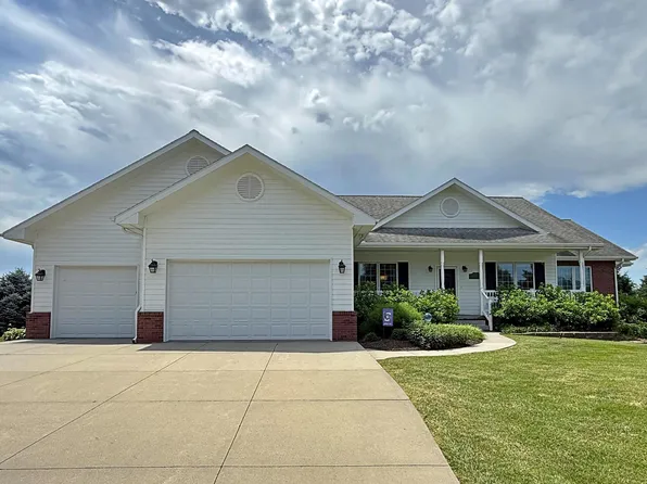 20297 Woodridge Dr, Gretna, NE 68028