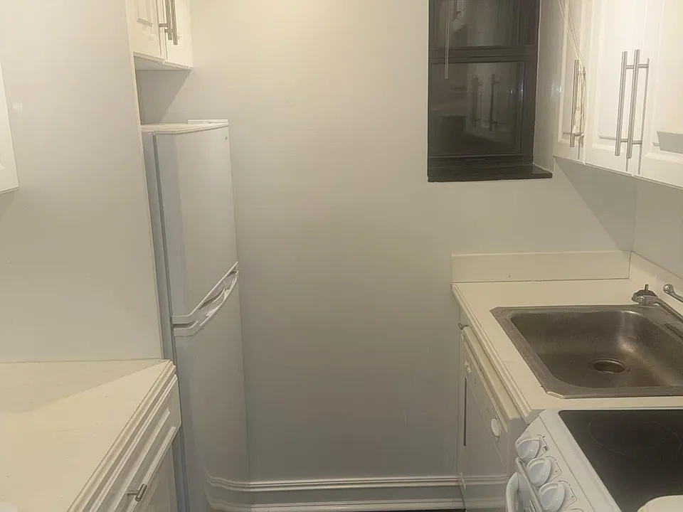 148 W 68th St #4C