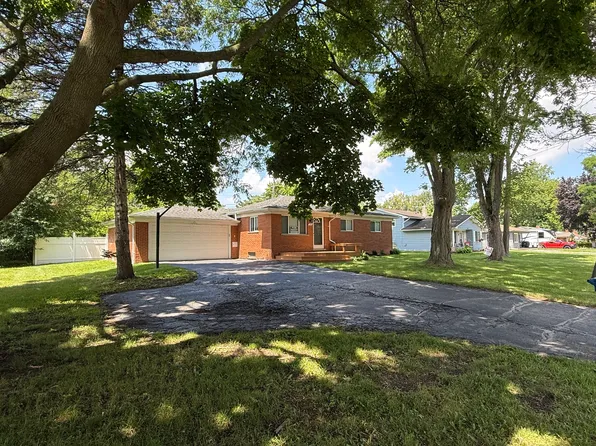 704 S Cass Lake Rd, Waterford, MI 48328