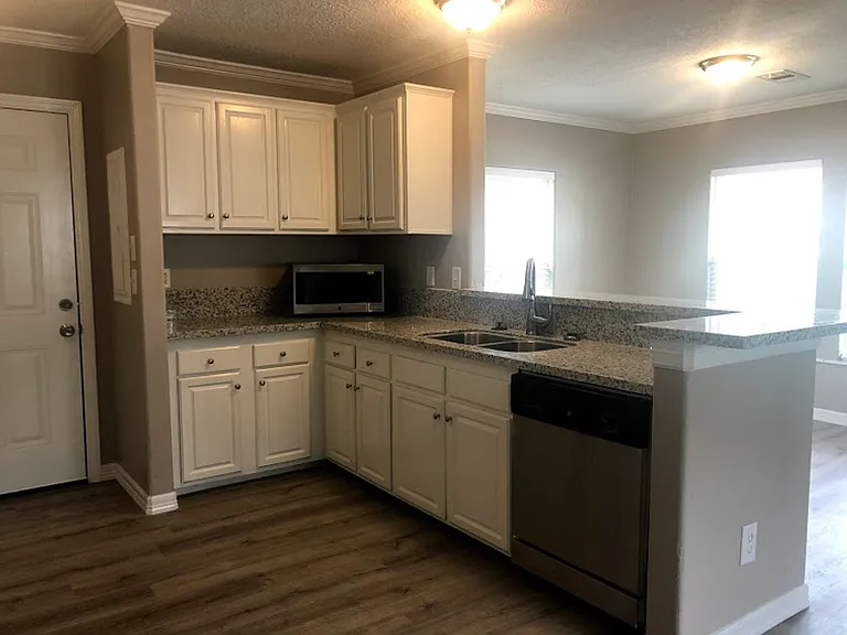166 Varsity Dr — Photo 18