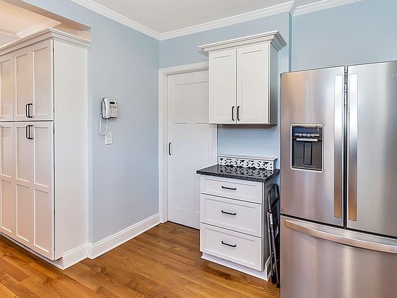 4th image of 72 Wilson Ave