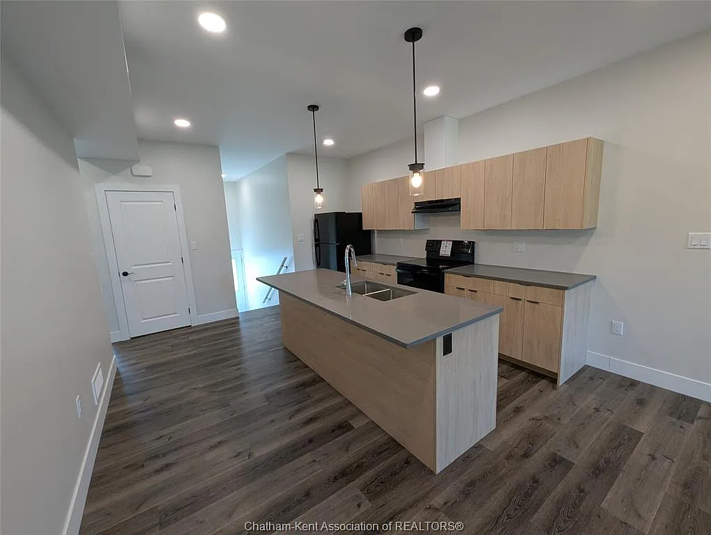 3 bed, $2,050 — Photo 3