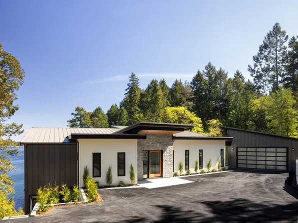 1677 Lands End Rd, North Saanich, BC V8L 5L9