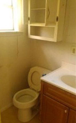 3rd image of 202 Vernon St