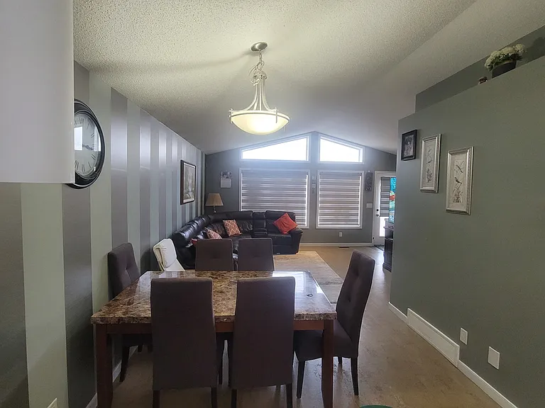 1194 New Brighton Park SE — Photo 3