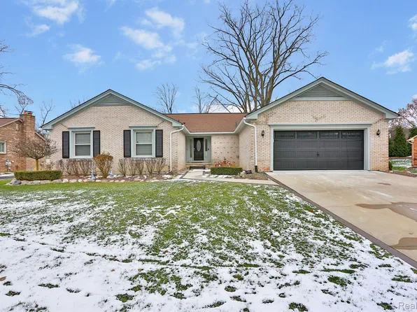 1837 Fairford Dr, Bloomfield Hills, MI 48304