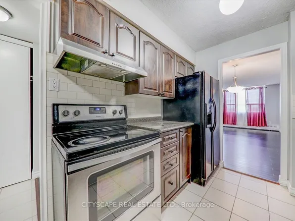 25 Sunrise Ave #914, Toronto, ON M4A 2S2