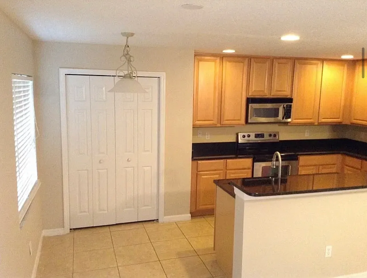 3 bed, 2.5 bath, 1828 sqft, $2,450 — Photo 4