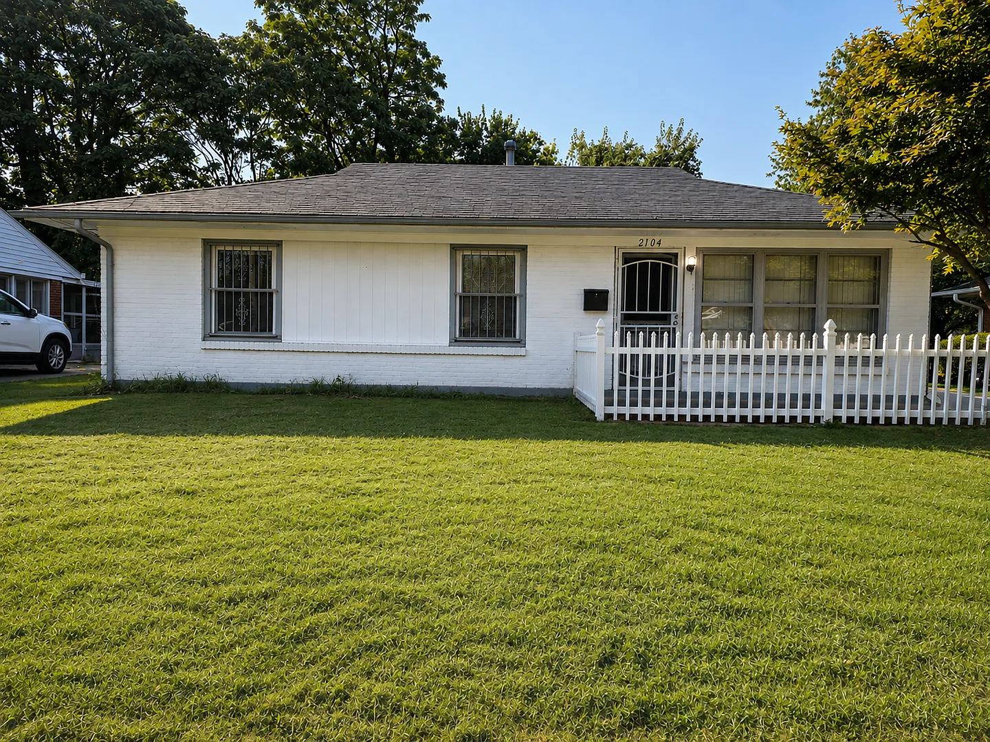 3 Bedroom, 1 Bathroom House With Sun Room! — Photo 1