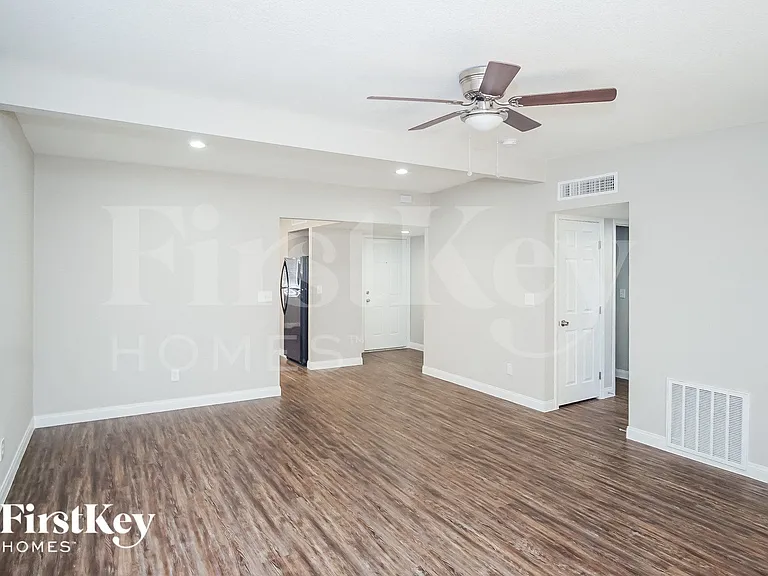 5060 Newton Dr — Photo 7