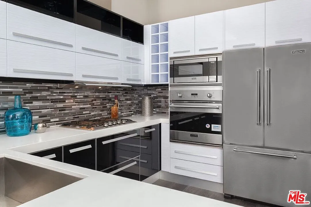 2 bed, 2.5 bath, 2500 sqft, $6,095 — Photo 3