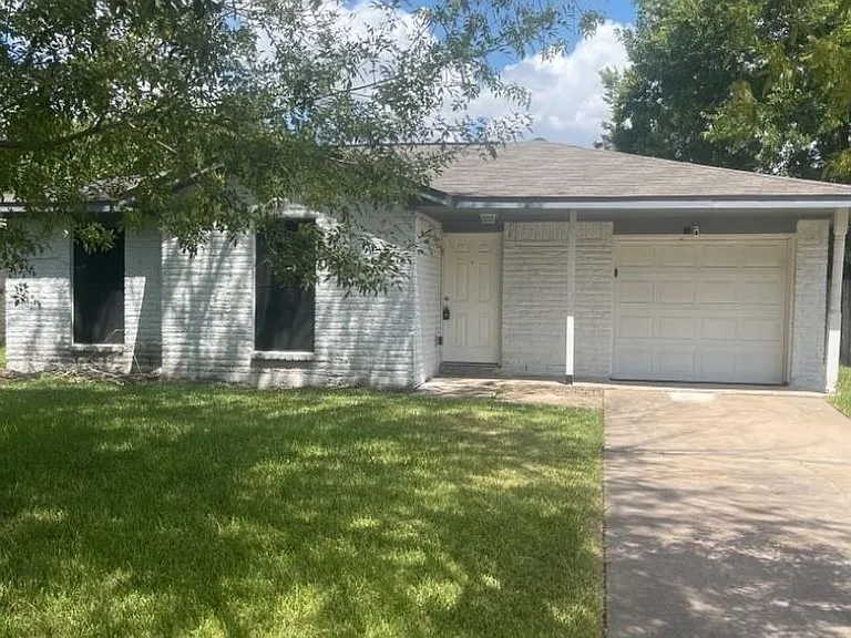 12811 Roandale Dr — Photo 1