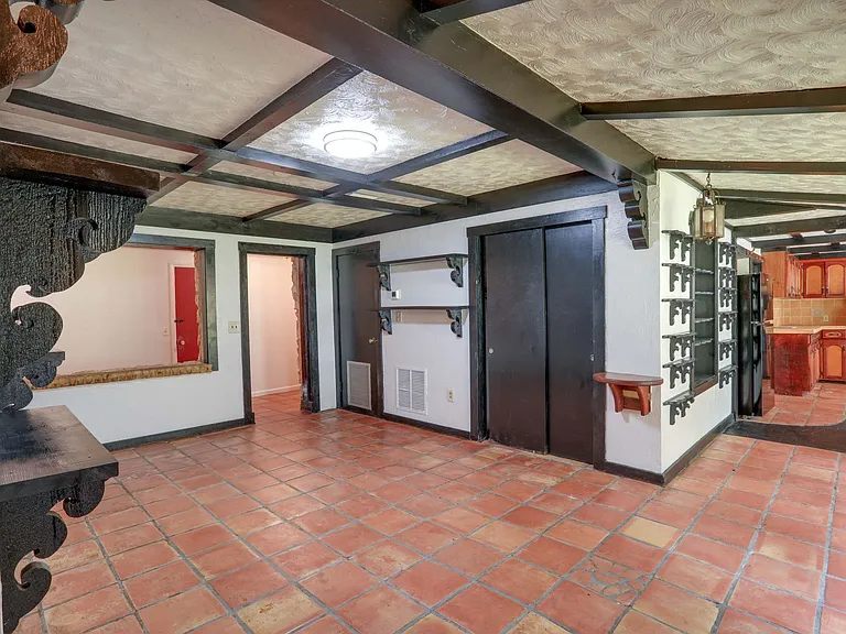 2960 Leslie Dr — Photo 6