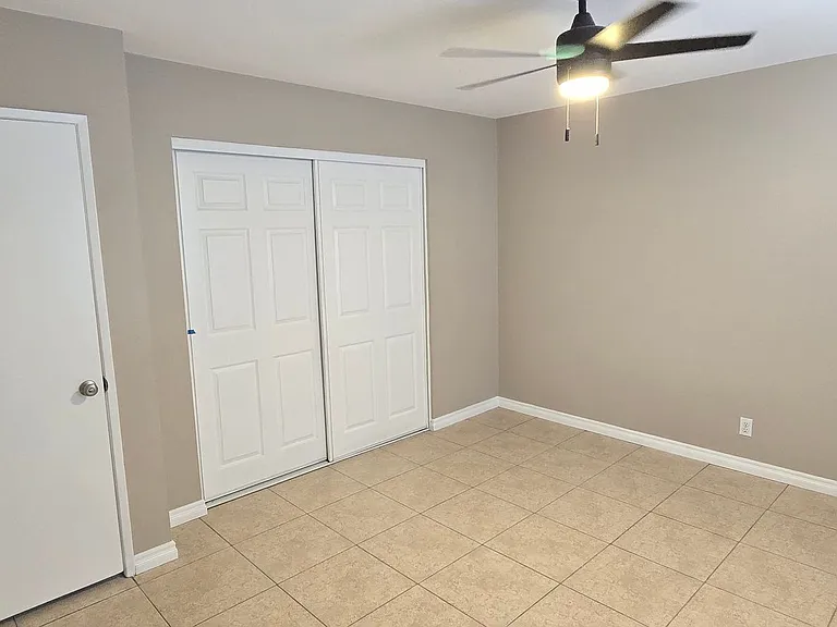 405 S Kroeger St — Photo 14
