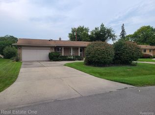 22523 Greenview Rd, Southfield, MI 48075