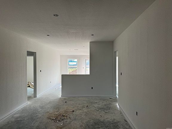 3rd image of 28 Farmhouse Cir