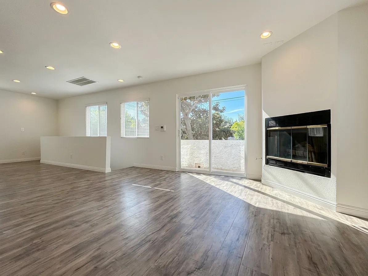 3 bed, 1451 sqft, $3,877 — Photo 3