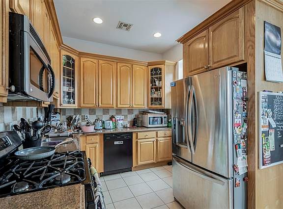 5th image of 977 Summit Ave APT 2