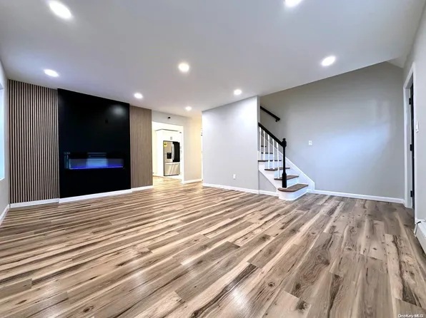 61 Seymour Lane, Medford, NY 11763