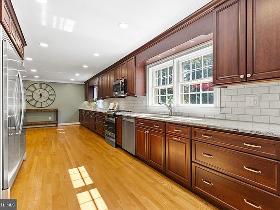 5th image of 17 Belleview Dr