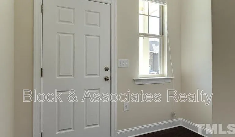 213 Begen St — Photo 6