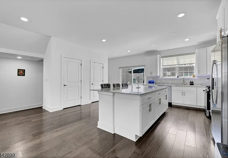 6 Martin Pl — Photo 18