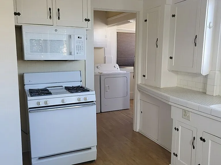 2123 Pine St — Photo 9