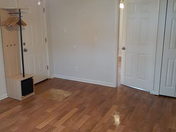 5th image of 160 E Greenview Ave