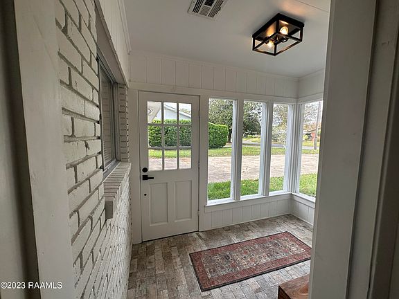 3rd image of 202 White Oak Dr