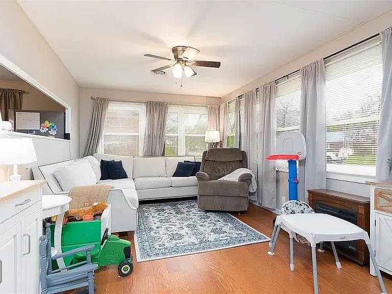 3 bed, 870 sqft, $1,400 — Photo 2